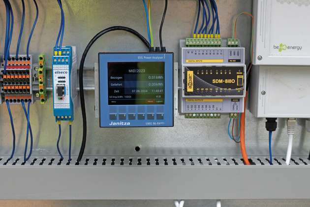 Der Netzanalysator UMG 96-PA-MID+ in der Trafostation des PV-Parks. Die MID-Zertifizierung nach 2014/32/EU garantiert eine rechtsichere Messwerterfassung.