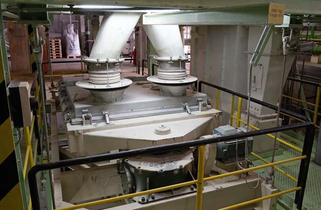 Eine Siebmaschine in der Produktionsanlage. Dank vorausschauender Wartung werden auch hier mögliche Probleme frühzeitig erkannt, bevor es zu Störungen kommt.