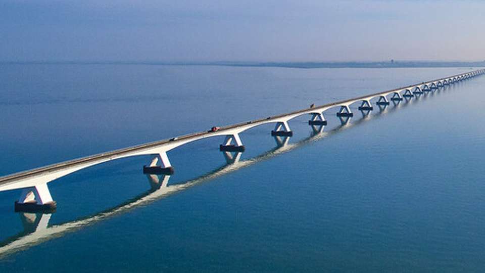 Zeitgemäßer Brückenbau Durch konsequentes Lastspitzenmanagement, intelligente Eigenstromnutzung und umfassende Automatisierung senken die Quarzwerke in Frechen nicht nur Energieverbrauch und CO2-Ausstoß, sondern machen ihre Produktion fit für die Zukunft.