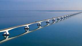 Erneuerbare Energien im Tagebau intelligent nutzen Durch konsequentes Lastspitzenmanagement, intelligente Eigenstromnutzung und umfassende Automatisierung senken die Quarzwerke in Frechen nicht nur Energieverbrauch und CO2-Ausstoß, sondern machen ihre Produktion fit für die Zukunft.