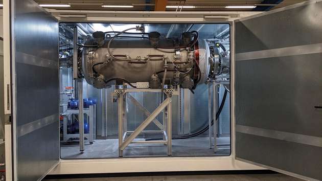 Wasserstoff birgt ein riesiges Energiepotenzial und kommt nicht nur in Wasser vor. Er ist Bestandteil vieler organischer und anorganischer Verbindungen in industriellem Abwasser, Gülle, Kunststoff oder Gasen. Plasma-Elektrolyseure erzeugen aus energiereichen chemischen Verbindungen in Reststoffen Wasserstoff – mit deutlich geringeren Herstellungskosten und höheren Erträgen.
