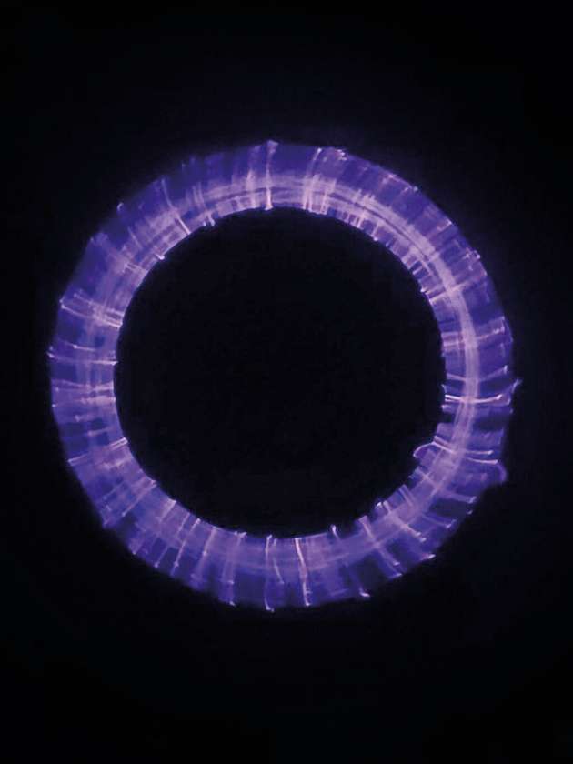 In den Methan-Plasmalyseuren wird aus Solar- oder Windenergie ein hochfrequentes Spannungsfeld erzeugt, um Methan in seine molekularen Komponenten Wasserstoff (H2) und Kohlenstoff (C) aufzuspalten.