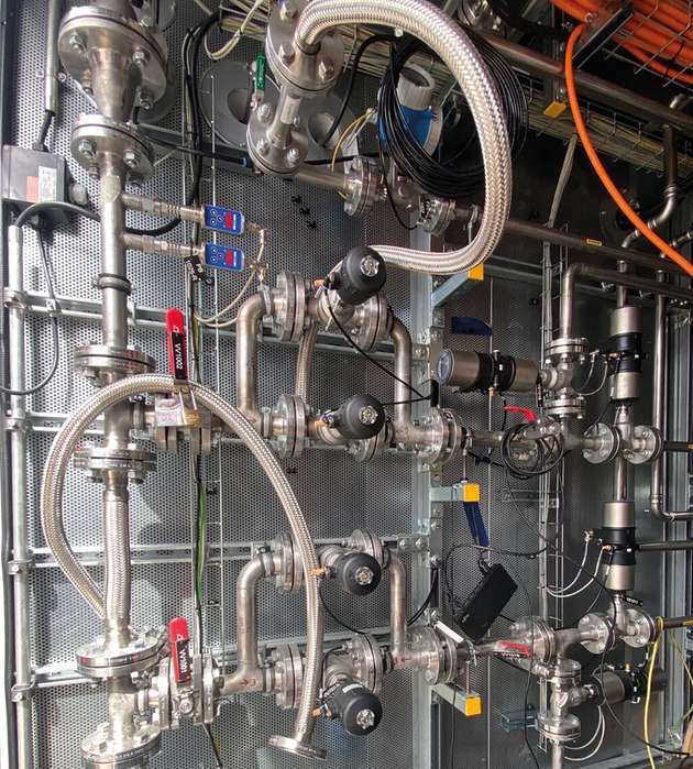 Es sind circa 50 Prozessventile an den Wasserstoff- und Kohlenstoffstrecken eingesetzt, zum Beispiel die pneumatischen Schräg- und Geradsitz-Ventile. An den Reaktoren sind Prozessregelsysteme mit Stellungsregler sowie Kugelventile mit pneumatischem Schwenkantrieb im Einsatz