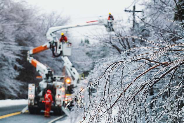 Bei einem Stromausfall muss eine Netzumschaltung schnell und zuverlässig erfolgen, um eine kontinuierliche Stromversorgung, besonders in kritischen Infrastrukturen wir Krankenhäusern und Rechenzentren, jederzeit zu gewährleisten.