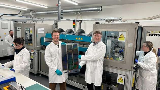 Eine Solarzelle der Universität Sheffield, in der Perowskit-Material und winzige Rillen in eine Kunststofffolie eingeprägt sind.