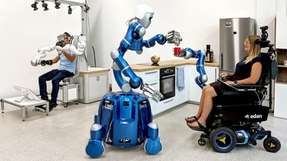 Der publizierte Ansatz ist nicht nur in der Raumfahrt-Robotik vorteilhaft, sondern gestaltet auch das Verhalten von Robotern in Umgebungen sicherer, die sie mit den Menschen teilen. Im Projekt SMiLE untersucht das DLR unter anderem mithilfe der Fernsteuerung (linkes System DLR HUG), wie Roboter im Pflegebereich unterstützen können.