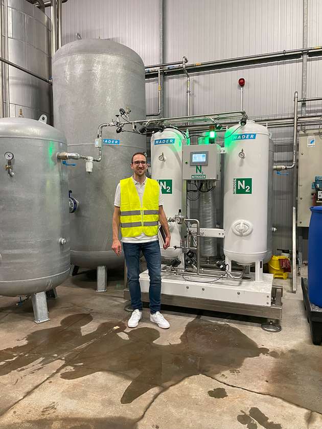 Philipp Komenda überprüft die Einstellungen der Stickstoffgeneratoren. Links von ihm der Druckspeicher, in dem Stickstoff „gespeichert“ wird – so ist eine kontinuierliche Versorgung mit dem Inertgas sichergestellt.