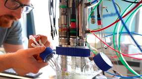 Dr. Beau Dronsella, Max-Planck-Forscher am MPI für terrestrische Mikrobiologie in Marburg, mit einem experimentellen Bioreaktor