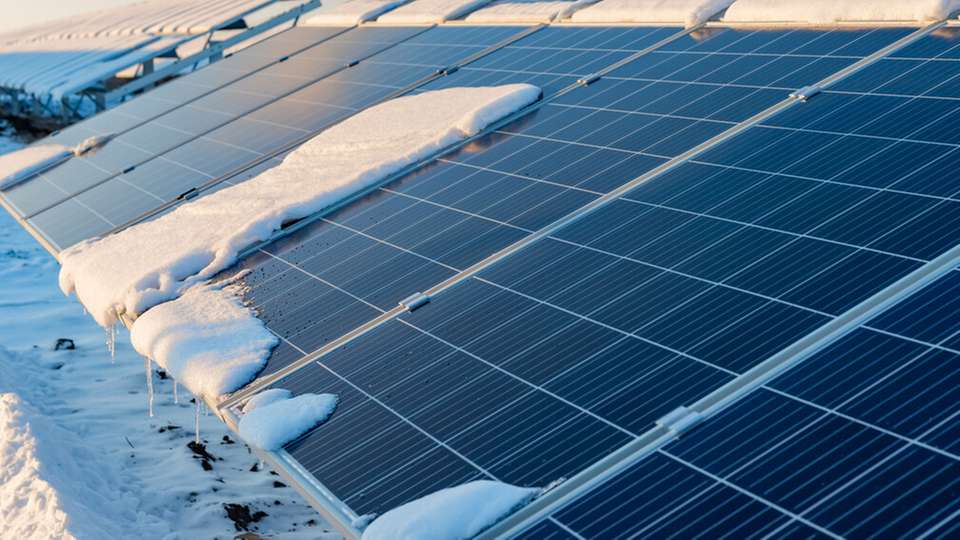 Zur Effizienzsteigerung für bestehende Solaranlagen hat Innovent ein Verfahren zur Reinigung und funktionale Oberflächenversiegelung entwickelt.