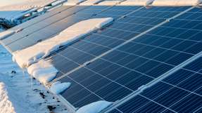 Zur Effizienzsteigerung für bestehende Solaranlagen hat Innovent ein Verfahren zur Reinigung und funktionale Oberflächenversiegelung entwickelt.