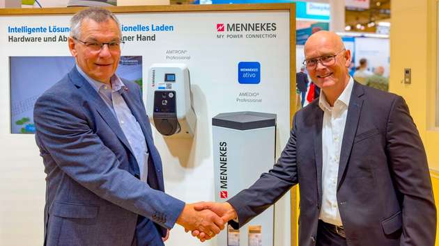 Siemens und Mennekes vereinfachen die Planung von nachhaltigen E-Mobilitäts-Ladeinfrastrukturen. Die Personen auf dem Bild sind (von links nach rechts): Gerald Hellermann, Head of Sales eMobility bei Mennekes in Deutschland und Harald Mauch, Head of Electrical Products bei Siemens Smart Infrastructure in Deutschland.