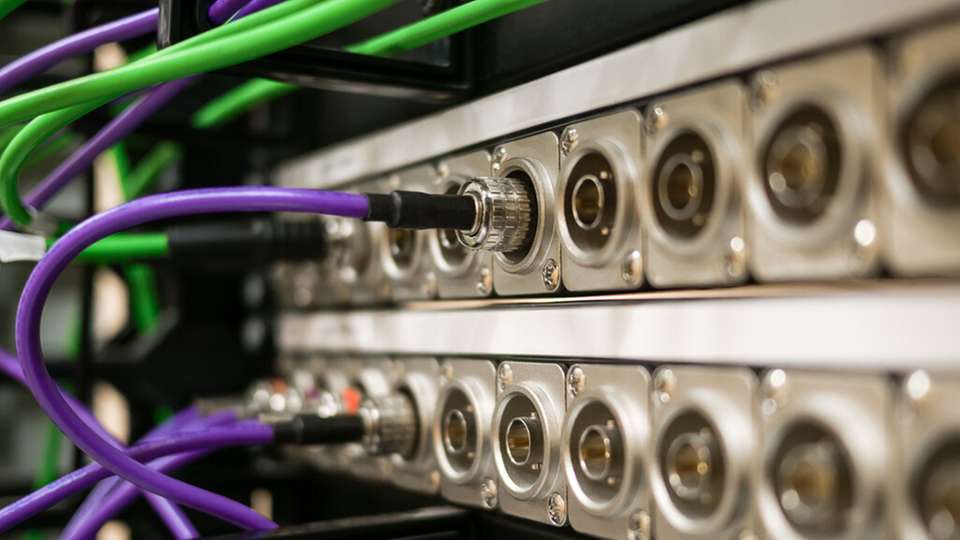 In der Produktion sind Maschinen eine große Investition und müssen langlebig sowie zuverlässig sein. Hochwertige Komponenten, von Schraubverbindungen bis Klemmleisten, sichern ihre Wirtschaftlichkeit.