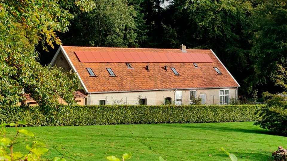 Ein denkmalgeschütztes Gebäude mit Terrakotta-Solarmodulen in den Niederlanden.