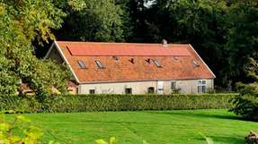 Ein denkmalgeschütztes Gebäude mit Terrakotta-Solarmodulen in den Niederlanden.