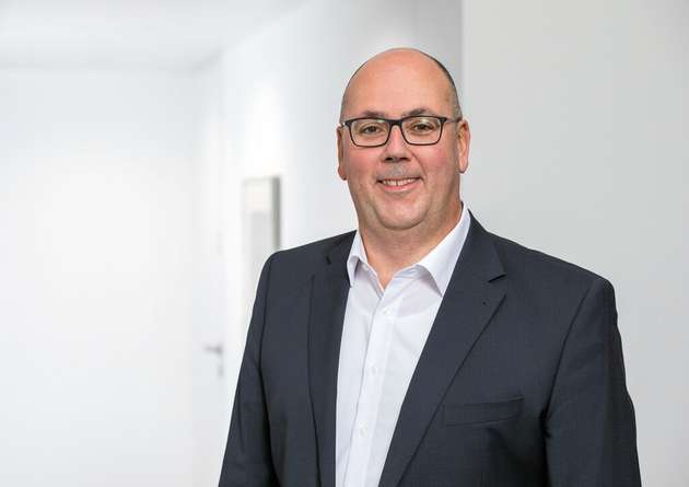 Michael Backhaus, Leiter der Business-Unit Renewables, Bachmann electronic: „KI ist für uns ein Schlüssel zur nachhaltigen Energiewende. Sie ermöglicht es, Ressourcen sparsam zu nutzen und den CO2-Fußabdruck zu reduzieren. Insbesondere in den Bereichen Netzregelung und Verbrauchsprognosen kann KI entscheidende Beiträge leisten. Wir haben beispielsweise ein Prognosemodell für den Wärmeverbrauch in Fernwärmenetzen entwickelt. Dieses System berücksichtigt Wetterdaten und Betriebsdaten und nutzt selbstlernende Algorithmen. Die Anwendung von KI ermöglicht es hierbei, kurzfristige Eingriffe wie Reparaturen oder Spotmarkt-Preisänderungen zu erkennen und in Echtzeit zu reagieren.“