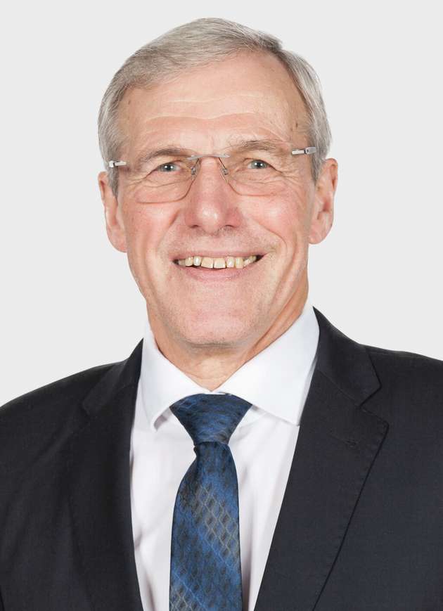 Claus-Heinrich Stahl, Präsident, Bundesverband Kraft-Wärme-Kopplung (BKWK): „Für den optimierten Betrieb von Kraft-Wärme-Kopplungs-Anlagen ist KI kein Neuland. Seit Jahren wird sie genutzt, um Fahrpläne anhand von Wetter- und Strompreisprognosen sowie eigenen KI-prognostizierten Bedarfsanalysen zu erstellen. Anlagen ab 100 kW elektrische Leistung sind gesetzlich dazu verpflichtet, ihren Fahrplan an den Netzbetreiber zu liefern, um Leitungsabschnitte vor einer Überlastung zu schützen. Kleinere KWK-Anlagen in der Objekt- und Quartiersversorgung werden über KI rechnergesteuert optimiert und miteinander gleichzeitig oder im Wechsel betrieben. Mit KI lässt sich ein kostensenkendes und erlössteigerndes Management bei der Strom- und Wärmeproduktion realisieren.“
