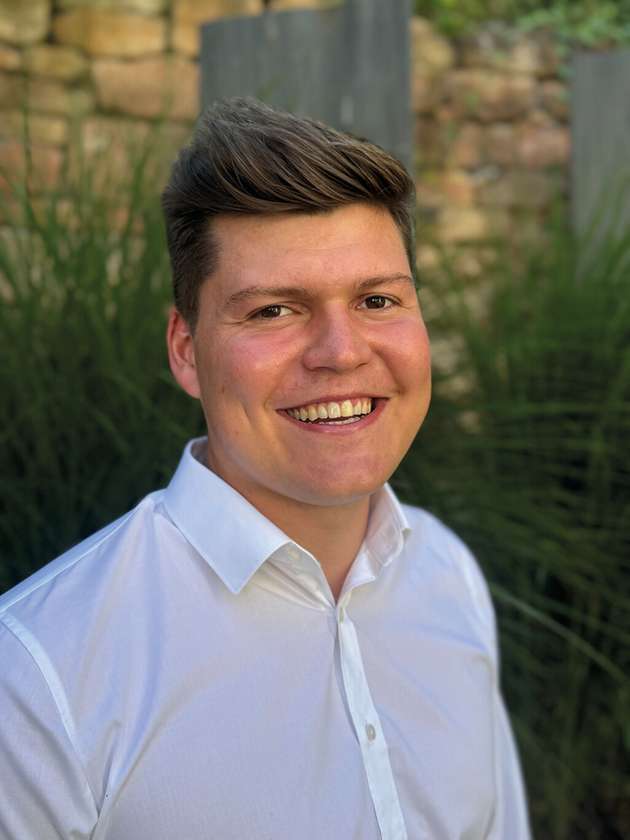 Tom Janson, Business Development Manager Power Utilities Europe, Janitza electronics: „Mit steigender Digitalisierung und zunehmender Volatilität des Niederspannungsnetzes wird es immer schwieriger, große Datenmengen zu verarbeiten und die Netzstabilität zu gewährleisten. Die Einbindung von KI in intelligente Niederspannungsnetze kann eine Schlüsselrolle bei der Bewältigung aktueller Herausforderungen und der Planung des Netzausbaus spielen. Durch die Auswertung von Echtzeitdaten und externen Einflussfaktoren lassen sich KI-basiert präzise Lastprognosen erstellen und netzorientierte Steuermaßnahmen automatisch einleiten. Wir von Janitza schaffen mit unseren Lösungen Transparenz von Lastflüssen im Niederspannungsnetz und legen damit die Grundlage für intelligente Lösungen.“