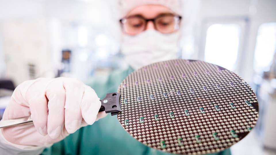 Leistungsbauelemente auf einem Siliziumkarbid-Wafer, hergestellt im institutseigenen Reinraum des Fraunhofer IISB.