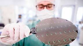 Leistungsbauelemente auf einem Siliziumkarbid-Wafer, hergestellt im institutseigenen Reinraum des Fraunhofer IISB.