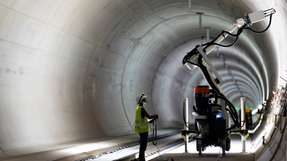 Die Vielseitigkeit ermöglicht eine Anpassung an verschiedene Bauprojekte, von Tunnelbau bis hin zu Produktionshallen.
