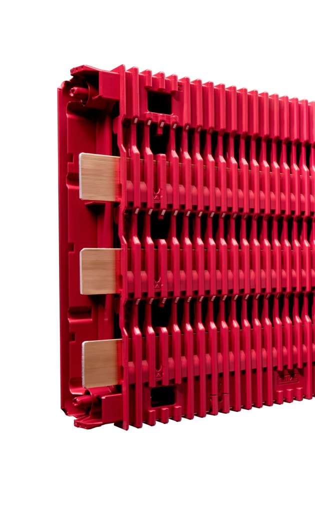 Da bei RiLineX die Kupferschienen ohne spezielle Sammelschienenhalter direkt im Board verbaut sind, lassen sich die Aufbau-Komponenten einfach durchgängig planen und montieren. Zertifiziert ist der Berührungsschutz nach der Schutzart IP2XB.