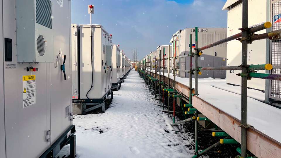 Der Batteriegroßspeicher wurde von Wärtsilä für Betreiber Zenobē gebaut – SMA liefert die Mittelspannungslösung inklusive Batterie-Wechselrichtern.