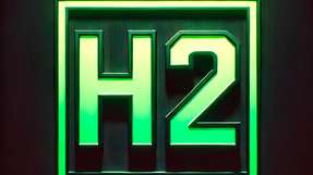 Roboter übernehmen das Stacking, Quantencomputer ermittelten Materialien, um das seltene Metall Iridium zu reduzieren und digitale Zwillinge sichern Daten von Entstehung bis Demontage: In der Referenzfabrik entsteht eine automatisierte PEM-Elektrolyseur-Produktion im industrietauglichen Gigawatt-Maßstab.