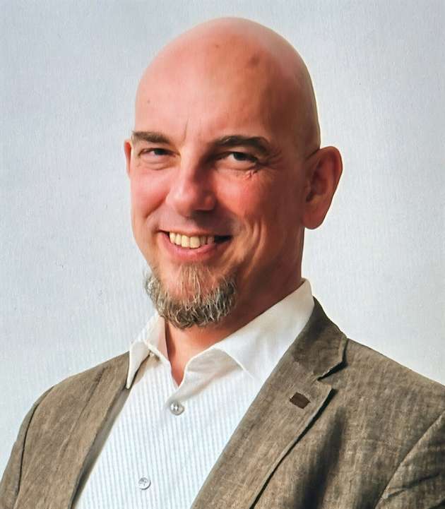 Viktor Greve, Leiter Business Unit IT Infrastruktur Service, Vivavis: „Die rasante Entwicklung von Künstlicher Intelligenz bietet immense Chancen für die Energiebranche. Technologien wie vorausschauende Wartung und Netzoptimierung können die Effizienz steigern und Ausfallzeiten reduzieren. Intelligentes Energiemanagement und verbesserte Kundenservices sind ebenfalls vielversprechende Anwendungsbereiche. Die Herausforderung besteht darin, diese Technologien nahtlos zu integrieren und gleichzeitig Datenschutz und Sicherheit zu gewährleisten. Aus diesem Grund haben wir bei der Firma Vivavis einige Initiativen gestartet, um das Potential von KI-Technologie in unseren Produkten verstärkt zu nutzen, gerade auch über die Kompetenz und die Fähigkeiten unserer Tochter eoda die dafür spezialisierte SW und Services anbietet.“