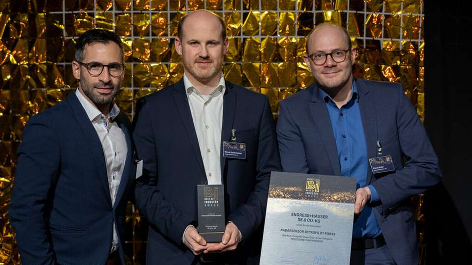 Marco Suevo, Manuel Sautermeister, Pascal Mutter von Endress+Hauser waren bei der Preisverleihung in Würzburg.