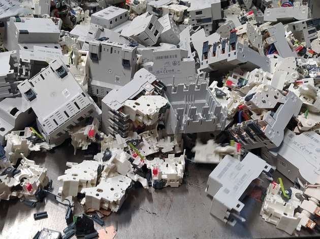 Neben Metallen enthalten ausgediente elektrische Installationsgeräte und Leistungsschalter auch Kunststoffe, die ebenfalls dem Recycling zugeführt werden können. Doch für die effiziente Verwertung müssen die Rahmenbedingungen zur Weiterentwicklung der Recyclingprozesse stimmen.
