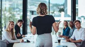 Wie meistern Unternehmen die Transformation durch empathische und klare Führung? Entscheidend ist eine Kombination aus rationaler Überzeugung und emotionaler Sicherheit. Führungskräfte müssen nicht nur Visionen vermitteln, sondern auch Ängste ernst nehmen und in positive Energie umwandeln.