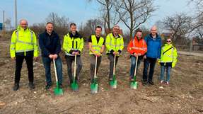 Spatenstich in Halle mit Vertretern der Stadt und weiteren Gewerken, unter anderen Daniel Zwick vom Dienstleistungszentrum Klimaschutz Halle (zweiter von links), Fabian Luetkemeyer von Intilion (dritter von links) und Matthias Hacksteiner von CCE (vierter von links). 