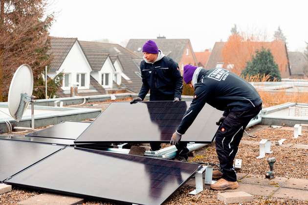Erstmals seit zwei Jahren steigen die Einkaufspreise für Solarmodule, moderne Lithiumspeicher und Wärmepumpen wieder. Grund dafür sind der Abbau von Überkapazitäten bei den Herstellern, Auswirkungen des Handelsstreits zwischen den USA, Europa und China sowie gestiegene Anforderungen an die Installation.