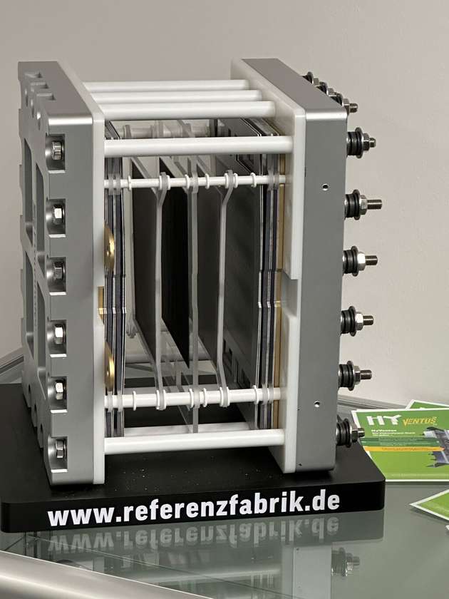 Elektrolyseur-Stack, der Wasser mithilfe von Strom in Wasserstoff und Sauerstoff umwandelt – ein entscheidender Schritt für die Herstellung von grünem Wasserstoff.