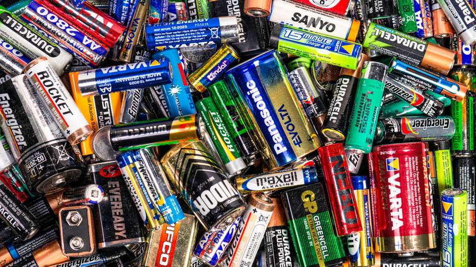 Die Studie des Fraunhofer ISI nutzt wahrscheinlichkeitsbasierte Modellierung, um den zukünftigen Batteriebedarf und die inländische Produktion in Europa zu prognostizieren und bewertet Europas Perspektive zur Selbstversorgung mit Batterien.