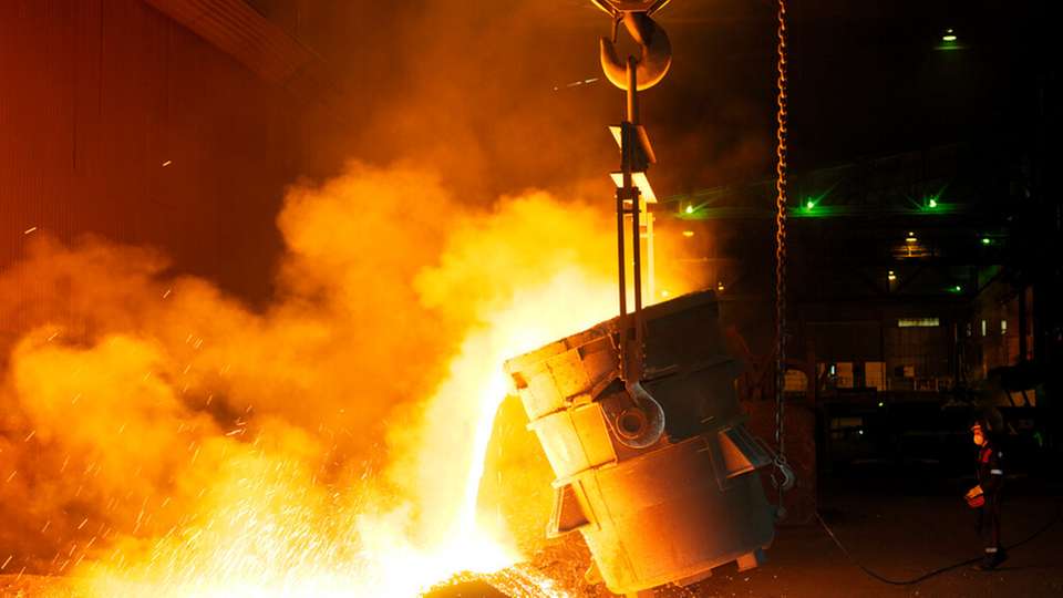 Flüssiges, metallurgisches Silicium ist ein wichtiges Zwischenprodukt. Nach dem Abkühlen ist es Ausgangsstoff für eine ganze Bandbreite von Produkten – von hochreinem Polysilicium für Mikrochips, Solarmodule sowie Siliconen.