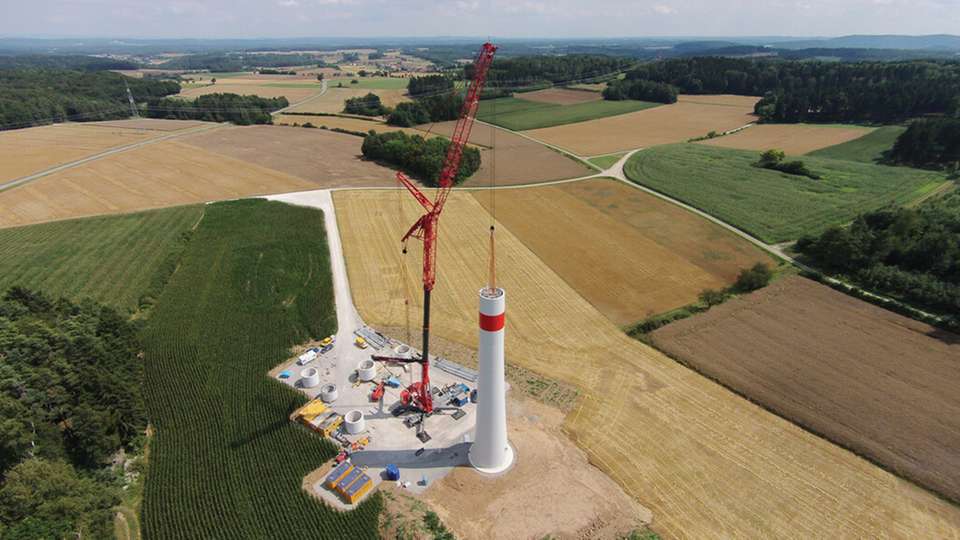 Naturstrom baut in Neuenkirchen einen 18-MW-Windpark, der ab 2025 rund 12.500 Haushalte mit Strom versorgen soll. Regionale Partner sorgen für Wertschöpfung vor Ort, flankiert von Naturschutzmaßnahmen.