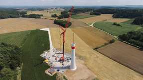Naturstrom baut in Neuenkirchen einen 18-MW-Windpark, der ab 2025 rund 12.500 Haushalte mit Strom versorgen soll. Regionale Partner sorgen für Wertschöpfung vor Ort, flankiert von Naturschutzmaßnahmen.
