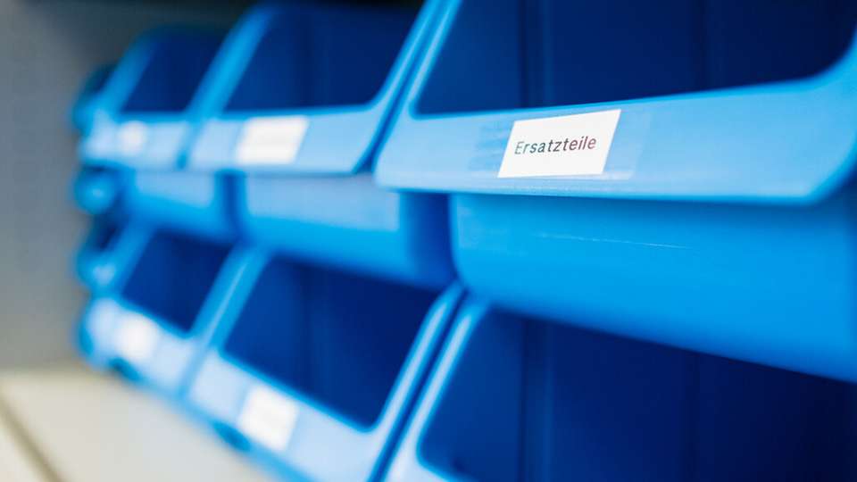 Die Ersatzteilknappheit führt aufgrund globaler Lieferkettenstörungen, Rohstoffmangel und technologischer Veränderungen zu erheblichen logistischen Herausforderungen für Unternehmen.