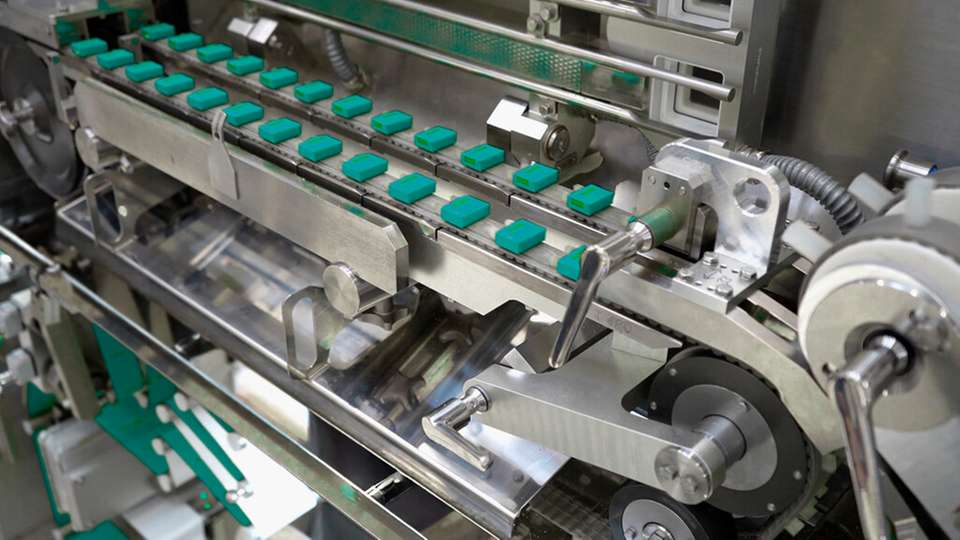 Theegarten-Pactec verbessert die Brühwürfel-Verpackung mit neuer BHS-Maschine.