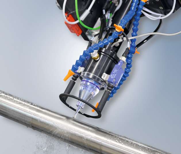 Ultraschall-Prüfverfahren – hier mit rotierendem Spindel- und Reitstockpositionierer und einem Roboter – benötigen ein Kopplungsmittel wie Wasser oder Gel. 