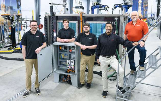 Das Projekt-Team im Robotic NDT Center in Forest, Virginia (v.l.n.r.): Fertigungsleiter Jim Fenton, Projektingenieur Joseph Ziedas und Cory Grant, Leiter für Systems Engineering (alle Innerspec), sowie Vertriebsingenieur Rodney Reid und Applikationsingenieur Jack Plyler von Beckhoff 
