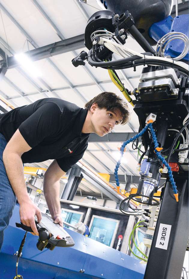 Mit der Hot-Connect-Fähigkeit von EtherCAT kann das End-of-Arm-Tooling der Roboter für ein anderes Prüfverfahren schnell umgerüstet und die Flexibilität erhöht werden. 