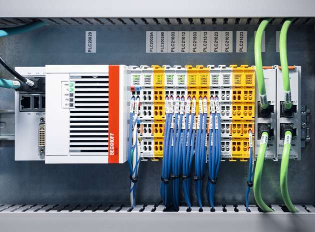 Ein Embedded-PC CX5130 von Beckhoff dient als zentrale Maschinensteuerung für das robotergestützte Prüfzentrum. 