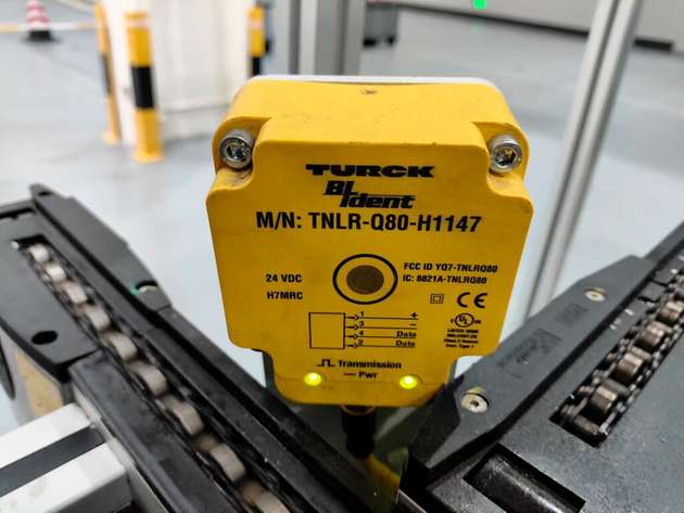 Turcks robuster HF-Schreib-Lese-Kopf Q80 ermöglicht dank hoher Reichweite die zuverlässige RFID-Erkennung auch bei Positionsabweichungen der Datenträger.