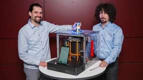Wie die Elastokalorik kühlt, zeigt das Forschungsteam auf der diesjährigen Hannover Messe mit dem ersten Kühlschrank-Prototyp. Die Doktoranden Lukas Ehl (links) und Ivan Trofimenko (rechts) forschen mit an der neuen Klimatechnologie.