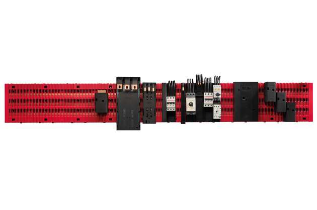 Da bei RiLineX die Kupferschienen ohne spezielle Sammelschienenhalter direkt im Board verbaut sind, lassen sich die Aufbau-Komponenten einfach durchgängig planen und montieren. Zertifiziert ist der Berührungsschutz nach der Schutzart IP2XB.