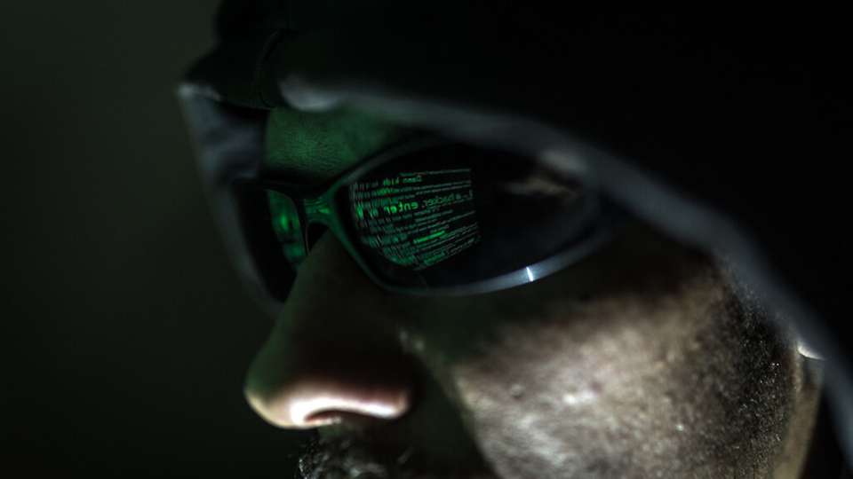 Laut Bundesamt für Sicherheit in der Informationstechnik (BSI) sind Unternehmen zunehmend Opfer von DDoS-Angriffen (Distributed Denial-of-Service), die auf die Verfügbarkeit von IT-Systemen zielen und sämtliche Abläufe zum Stillstand bringen sollen.