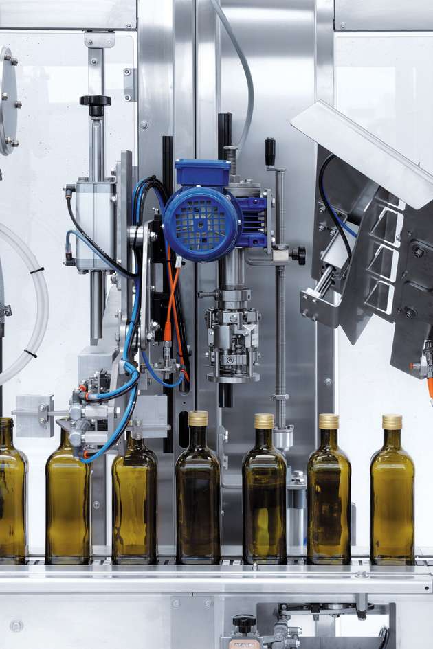 Die mit Sigmatek-Technologie automatisierte B12 bietet die nötige Flexibilität für häufige Formatwechsel und kleine Chargen. Es können Glas- und PET-Flaschen, zylindrische, konische, amphorenförmige, dreieckige und geformte Flaschen von 100 ml bis 2.000 ml befüllt werden.