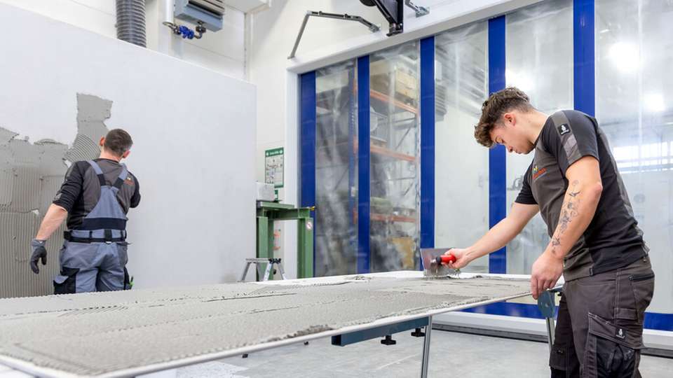CEM II-Zemente sind als Bindemittel für Fliesenkleber geeignet. Um vergleichbare Leistungseigenschaften wie bei der Verwendung von CEM I Zementen zu erzielten, sind Anpassungen in der Zusammensetzung des Klebers zu empfehlen beziehungsweise nötig. Wacker unterstützt die industriellen Hersteller von Trockenmörteln mit seinen polymeren Dispersionspulvern der Vinnapas E-Typen bei dieser Umstellung, die gleichzeitig noch zu einer verbesserten CO2-Bilanz von Fliesenklebern beiträgt.